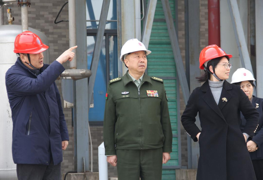 常州市委常委、常州軍分區(qū)大校司令員廖鵬一行來常州制藥廠調(diào)研公司黨管武裝相關(guān)工作